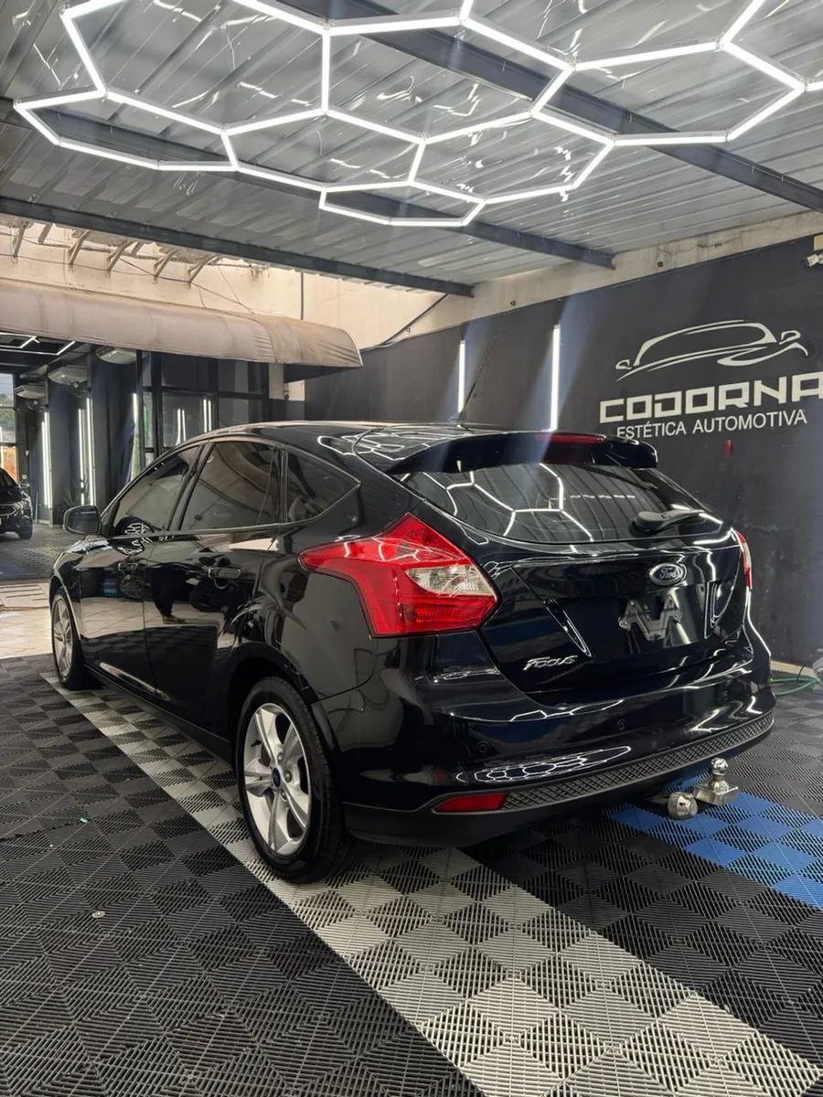Estrutura da Codorna Film em Sorocaba, especializada em estética automotiva
